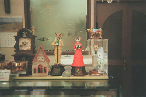 聖蹟桜ヶ丘の「ノア洋菓子店」に飾られたバロンとルイーゼのフィギュア