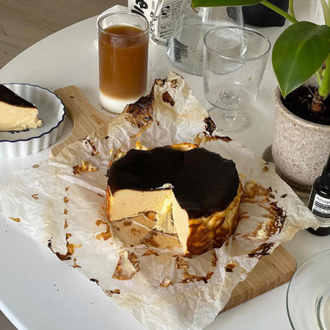 ミルさんのレシピを参考にして作られた「濃厚バスクチーズケーキ」