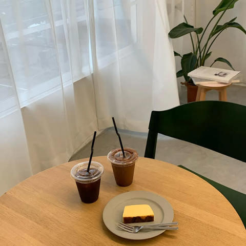 福岡にあるカフェ「alu.」で人気のチーズケーキとラテ