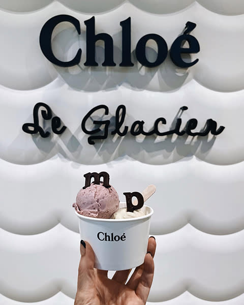 Chloé Le Glacierのロゴとアイスクリーム