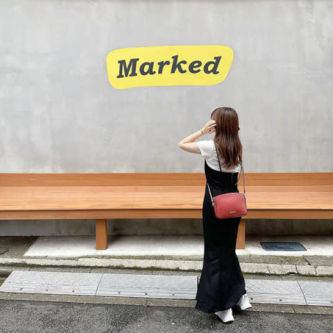 都内のコミュニティ・マーケット「Marked」のロゴがデザインされた外壁
