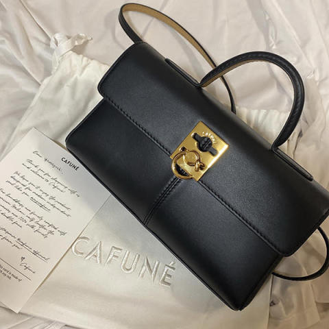 SNSで注目を集める香港発ブランド「CAFUNE」のショルダーバッグ