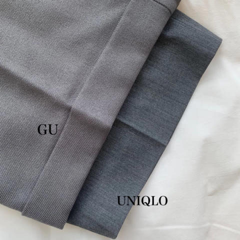 UNIQLO「タックワイドパンツ（丈標準）」とGU「インタックワイドパンツ（丈標準）」（グレー・Mサイズ）を比較した様子。