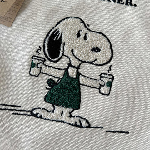 スターバックス オンラインストアで販売される「キャンバストートバッグ PEANUTS」の刺繍部分