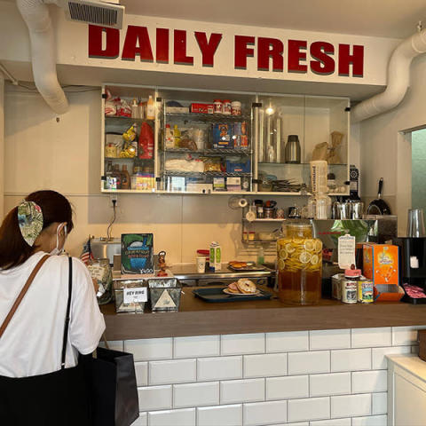 神戸にあるアメリカンスタイルのドーナツカフェ「THE CITY DONUTS AND COFFEE」の店内