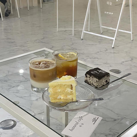 大阪・天王寺にある韓国カフェ「haneul cafe」のレモンチーズケーキとオレオチーズケーキ