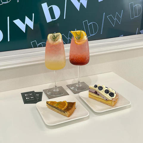 大阪・堺の韓国カフェ「b/w cafe」のカラフルなドリンクと絶品タルト