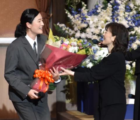 しゅはまはるみ、誕生日サプライズに笑顔「ここで来るとは！」　石野真子から取材会中に花束
