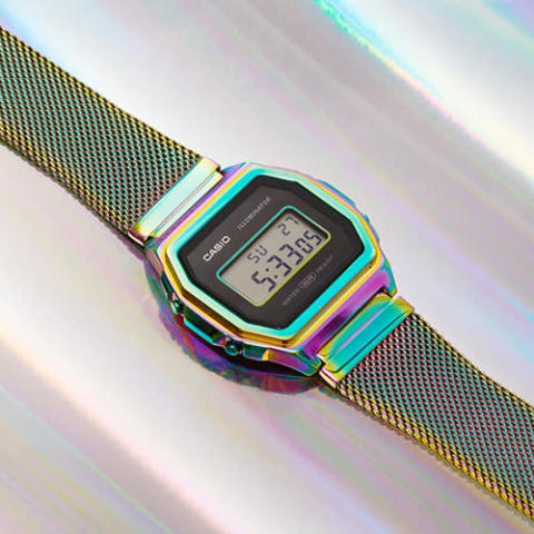 CASIOの腕時計「カシオ スタンダード」のプレミアムシリーズで展開される、日本未発売カラー『レインボー』がTiCTACにお目見え