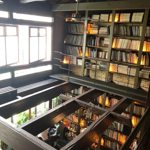 京都のブックカフェ「Cafe bibliotic Hello!」の、壁一面にある本棚が特徴的な店内