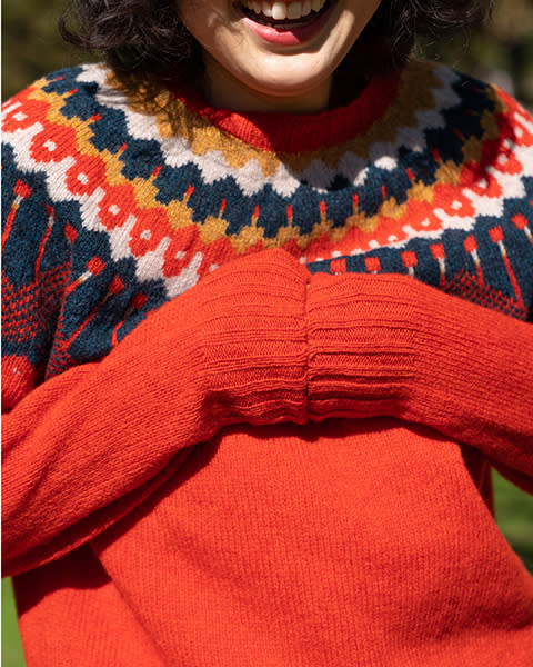 「Hofdi Yokeセーター」の暖色カラー『スカーレット』