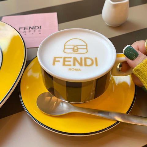 「フェンディ カフェ バイ フォル（FENDI CAFFE by foru）」のカフェラテ