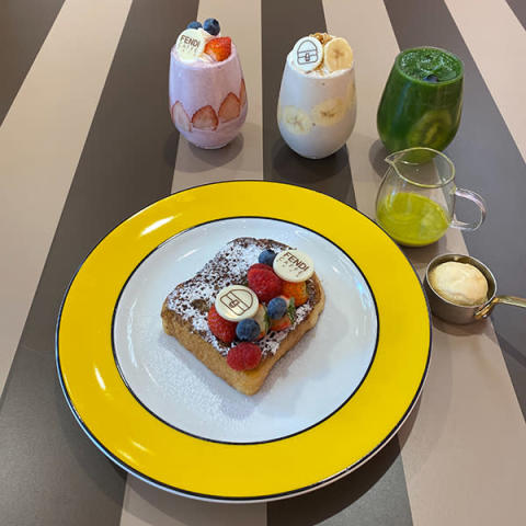 「フェンディ カフェ バイ フォル（FENDI CAFFE by foru）」のブリュレフレンチトーストとスムージー
