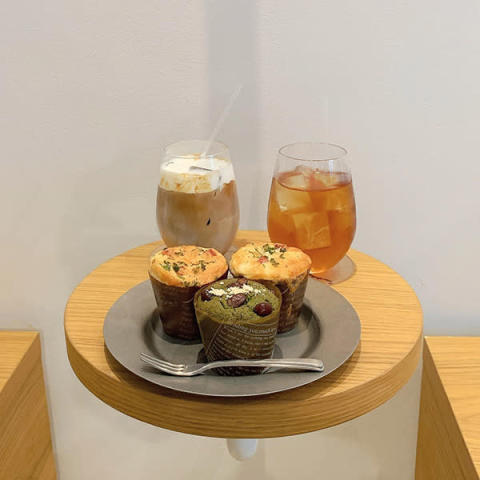 大阪にある「マフィンと焼き菓子の店 culmal」のマフィンとアイスラテ、アイスティー