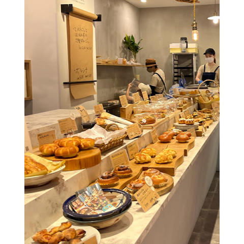 大阪にある「foodscape! BAKERY」の店内に並ぶ創作パン