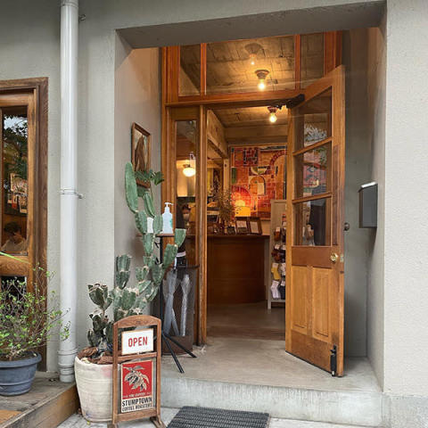 東京・幡ヶ谷の人気カフェ「Paddlers Coffee」の入り口