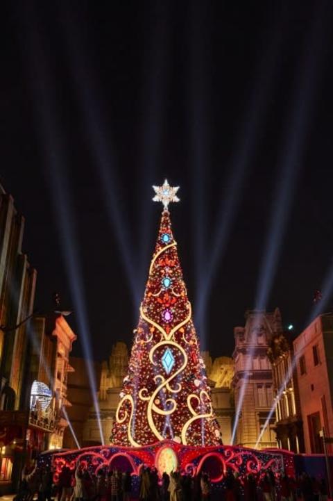 USJ、3年ぶりにクリスマスツリー点灯　“世界一”エネルギッシュに光り輝く