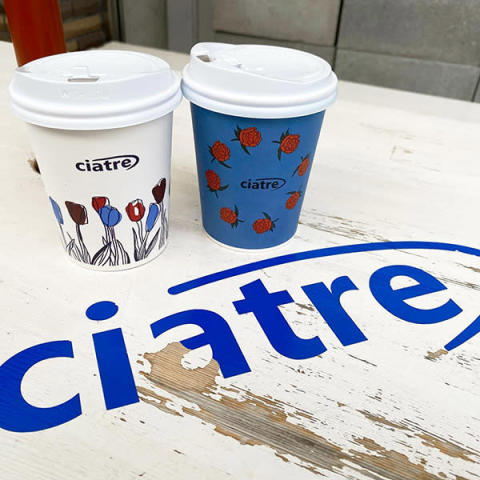 大阪・中崎町でリニューアルオープンした、カフェ併設アパレルショップ「ciatre」のドリンクカップ