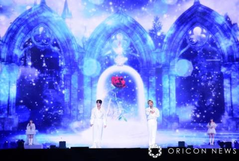 【MAMA】NiziU＆INIが初コラボステージ　「雪の華」でファン魅了