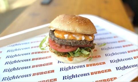 世田谷のヴィーガンバーガー専門店「Righteous Burger」の看板メニュー「ライチャスチーズバーガー」