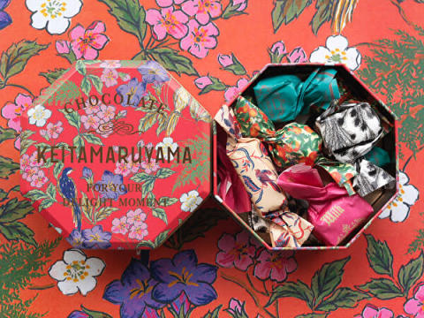 KEITA MARUYAMAの新作「KEITA MARUYAMA OMOTASE詰め合わせチョコレート缶（RED）」