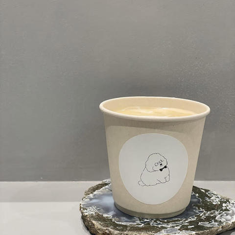 東京・原宿にあるサロン併設カフェ「POOL cafe」のゆるかわいい犬のイラストが描かれたドリンクカップ