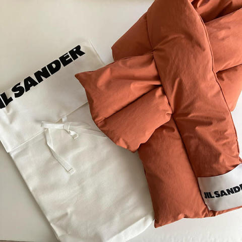 JIL SANDERの「ダウンスカーフ」の2022aw新色『オレンジ』