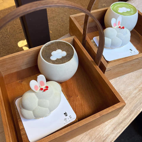 京都に4店舗ある和カフェ「雲ノ茶カフェ」の2023年新年限定メニュー「雲ノ兎黒ごまムースセット」