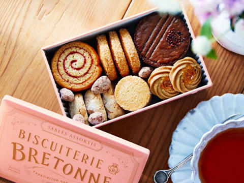 ビスキュイテリエ ブルトンヌの「ブルターニュ クッキーアソルティ（缶）ボヌール février」