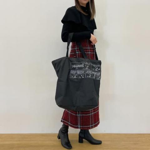 『otona MUSE 3月号』の付録、人気スタイリスト・金子綾さん監修のスヌーピーが描かれたビッグトートバッグを持った女性