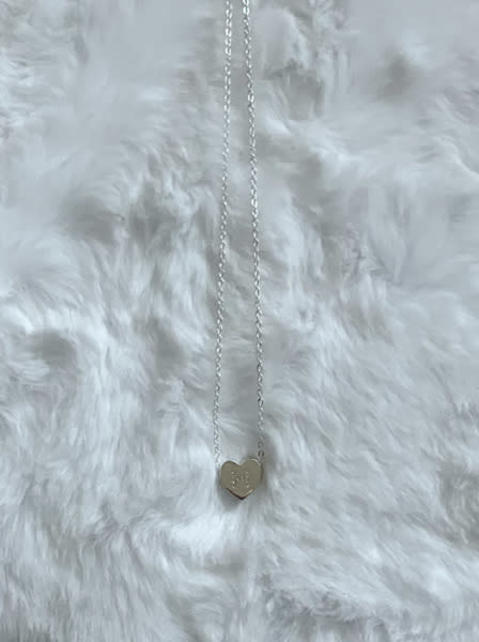 韓国ジュエリーブランド「DEEPBROW（ディープブロウ）」の「love deep initial necklace」