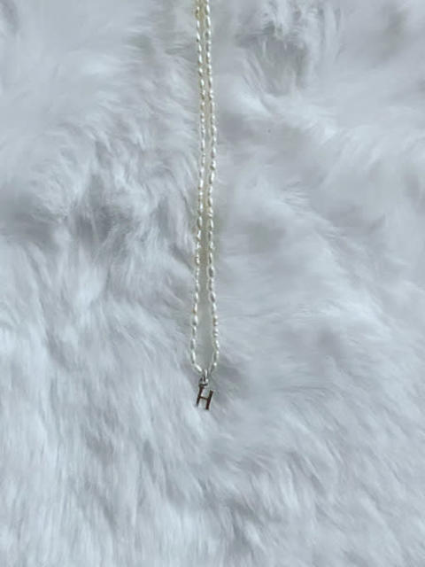 韓国ジュエリーブランド「DEEPBROW（ディープブロウ）」の「petit initial pearl necklace」