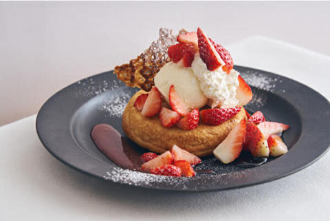 カフェ＆ブックス ビブリオテークの春限定メニュー「いちご尽くしのデザートコース」のパンケーキ