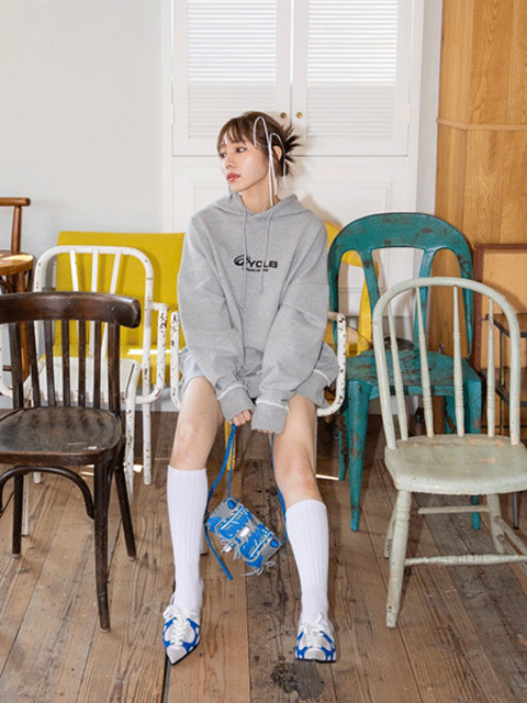 ACLENTと古川優香さんのコラボ商品の「Graphic damage hoodie」の着用画像