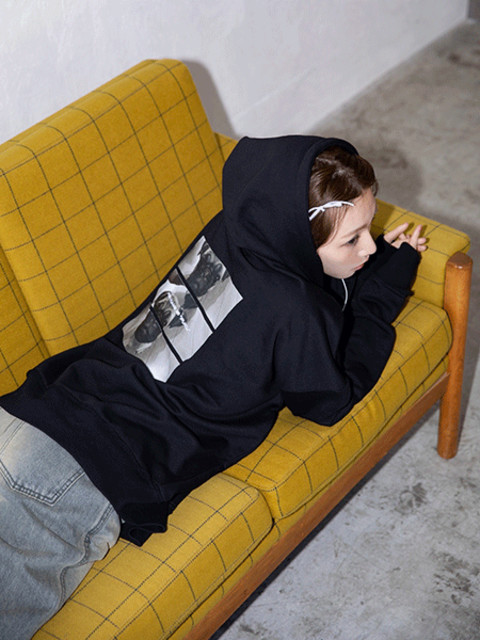 ACLENTと古川優香さんのコラボ商品の「Graphic damage hoodie」の着用画像