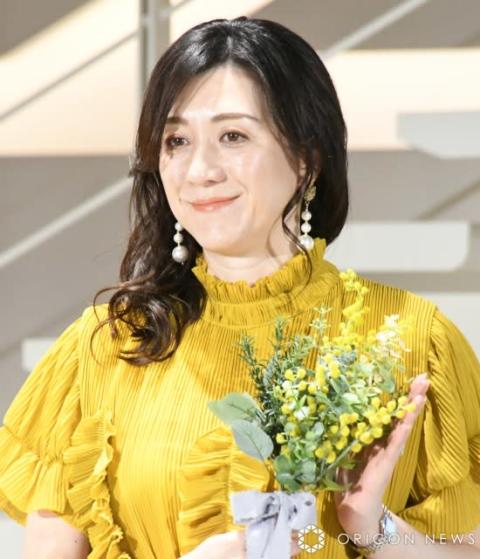 野々村友紀子、鮮烈なイエローワンピ姿　ミモザの花を手に女性の声を代弁