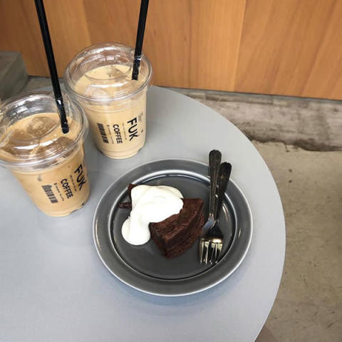 福岡・博多にあるカフェ「FUK COFFEE」のダブルラテ、カフェラテ、ガトーショコラ