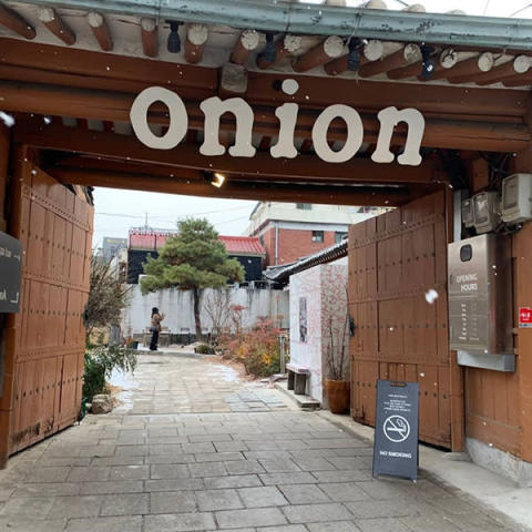 韓国・ソウルにある、韓屋をリノベーションしたカフェ「Cafe Onion」の外観
