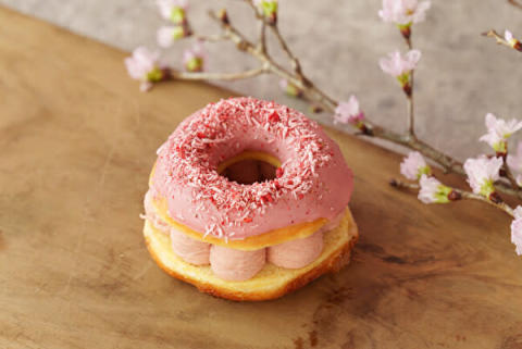 ドーナツファクトリー「koe donuts kyoto」の春限定メニュー「ふわふわ いちごとチーズのバターサンド」