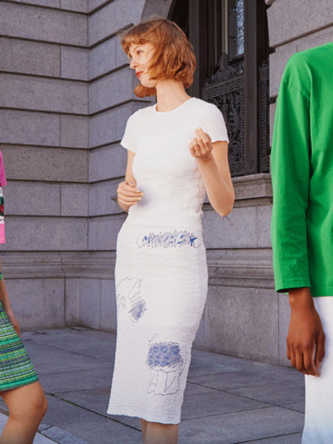 MOUSSYの『PROJECT U』第9弾の「PU RANDOM SHIRRING ドレス」の着用画像