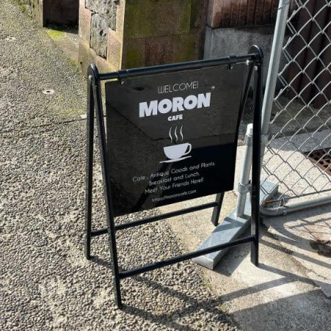 MORON CAFEの看板