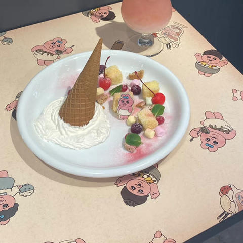 新宿ルミネエストで開催中の「おぱんちゅ食堂」でおぱんちゅうさぎの世界観が楽しめる「おぱんちゅと落ちたアイス」