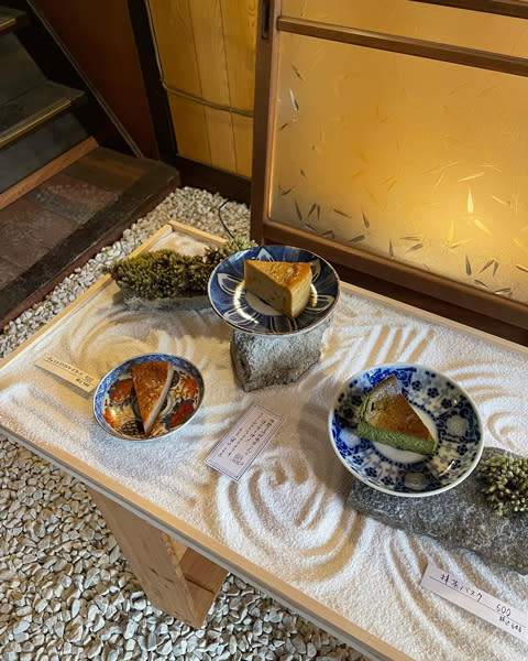 京都・二条にある「チーズケーキ博物館」の枯山水の箱庭に並べられたチーズケーキ