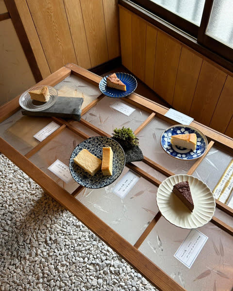 京都・二条にある「チーズケーキ博物館」のガラス戸に並べられたチーズケーキ