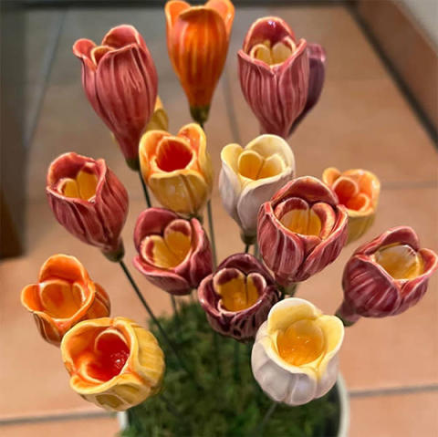 Kis Keramiaの陶器の花の「チューリップ」