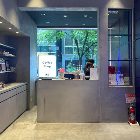 「H&M 銀座並⽊通り店」のコーヒーショップ