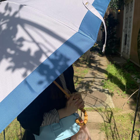 untuleの日傘「長傘M（55cm）/バイカラー」の『グレー・ブルーグレー』を差した様子