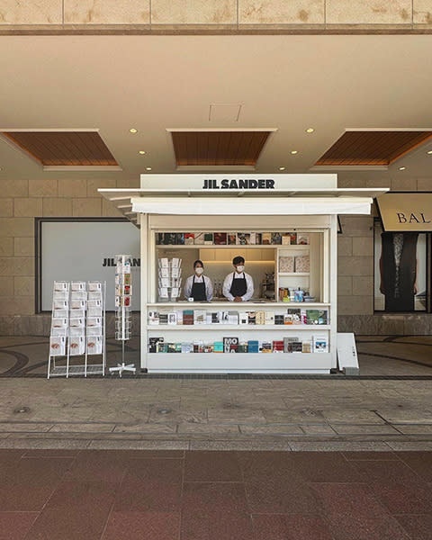 京都BALのエントランスに期間限定でオープンしている「ジル サンダー キオスク」の外観