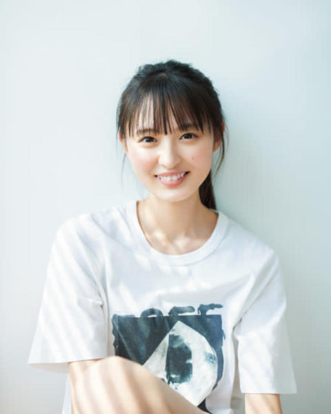乃木坂46遠藤さくら、“少女感”たっぷりな笑顔に惹かれる　『サンデー』表紙に登場
