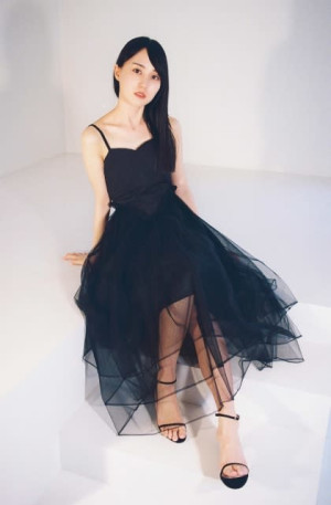 乃木坂46賀喜遥香表紙『WHITE graph 010』、発売から2日で重版　シックな大人ドレスの初出しカット公開